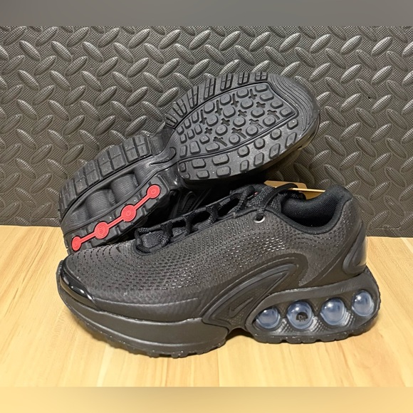 Nike Air Max DN Triple Black Sneakers DV3337-006 Mens Size 7 Women Size 8.5